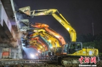 50台挖掘机整齐划一地挥舞起“巨臂”开始拆除作业。　俞正东　摄 - 江苏新闻网