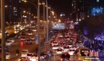 资料图：机动车行驶在北京朝阳区东三环附近。图片来源：视觉中国 - 新浪江苏