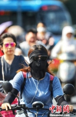 图为“防晒神器”现身南京街头。　泱波 摄 - 江苏新闻网