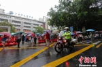 2018年广州高考期间有降雨，广州交警为高考护航 广州警方 摄 - 新浪江苏