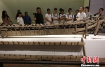 同学们参观清代大型龙骨水车。　泱波　摄 - 江苏新闻网