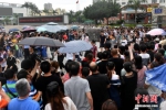 家长排队等待考生走出考场。中新社记者 吕明 摄 - 江苏新闻网