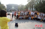 6月9日，在扬州大学附属中学考点，考生们在考试结束后合影留念。　孟德龙　摄 - 江苏新闻网