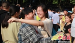 图为走出考场的考生与母亲相拥抱。　孟德龙 摄 - 江苏新闻网