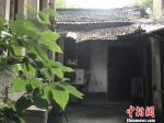 单价达17万元/平的天价棚户房，屋顶已经摇摇欲坠。　泱波 摄 - 江苏新闻网