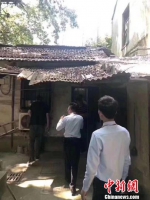 络绎不绝的房产中介和意向购房者站满了小屋里里外外。　视频截图 - 江苏新闻网