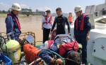 蛙人正在船舶上参与救援。来源：河源海事局 - 新浪江苏