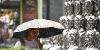 资料图：市民穿雨衣出行。中新社记者 张兴龙 摄 - 江苏新闻网
