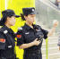 图为南京地铁公安民警检查旅客证件。江苏警方供图 - 江苏新闻网