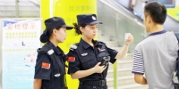 图为南京地铁公安民警检查旅客证件。江苏警方供图 - 江苏新闻网