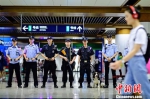 　图为南京地铁公安民警列队。江苏警方供图 - 江苏新闻网