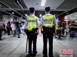 图为工作中的南京地铁公安民警。江苏警方供图 - 江苏新闻网