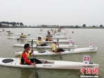 静谧的湖面呈现一道道浪遏飞舟的流动风景 唐娟 摄 - 江苏新闻网