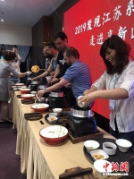 学习煎炸炒的技艺烹制出一道中国美味 - 江苏新闻网