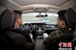 图为市民体验无人驾驶汽车。　泱波　摄 - 江苏新闻网