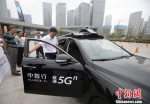 “中国制造”无人驾驶汽车亮相南京创新周，市民体验乘车乐趣。　泱波 摄 - 江苏新闻网