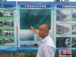 杨忠星正在介绍太湖养殖围网的拆除情况。　钟升　摄 - 江苏新闻网