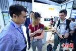 外媒记者在南京创新周活动上采访。 - 江苏新闻网