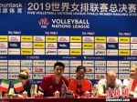 中国队教练安家杰在发布会上答记者问。　朱晓颖 摄 - 江苏新闻网