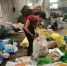 每天都有成堆的塑料废品经由冯月月分类，然后运往各处销毁或者重新加工利用。　钟升　摄 - 江苏新闻网