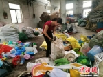 每天都有成堆的塑料废品经由冯月月分类，然后运往各处销毁或者重新加工利用。　钟升　摄 - 江苏新闻网
