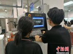 学员在教师的指导下熟悉各种机械的操作方式。　钟升 摄 - 江苏新闻网