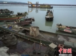 图为无锡警方查获的非法捕捞渔船。警方供图 - 江苏新闻网