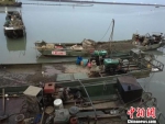 非法捕捞的渔船上装满了太湖螺蛳。警方供图 - 江苏新闻网