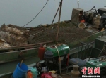 满船的螺蛳上岸卸货后，由专人负责清洗、出售。警方供图 - 江苏新闻网