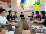 两岸媒体记者在淮安市台商服务中心内采访在淮台青。　叶秋云　摄 - 江苏新闻网