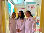 王静(中)与她手把手带出的2个当地医生。　朱晓颖 摄 - 江苏新闻网