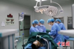 15日，王辉辉在给藏族同胞做手术。　宋峤 摄 - 江苏新闻网
