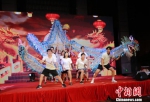 闭营仪式上海外华裔大学生展示舞龙表演　庄媛　摄 - 江苏新闻网