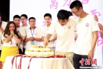 海外华裔大学生在一起过生日 庄媛 摄 - 江苏新闻网