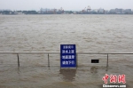 图为岸边竖立起了安全警示牌。　泱波　摄 - 江苏新闻网