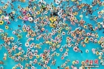 资料图：民众扎堆在水上乐园戏水冲浪觅清凉。 泱波 摄 - 江苏新闻网