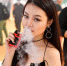 资料图：美女手持电子烟体验。 中新社记者 陈文 摄 - 新浪江苏