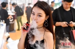 资料图：美女手持电子烟体验。 中新社记者 陈文 摄 - 新浪江苏