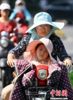 自今年“大暑”以来，长三角地区民众已经忍受了连续一周的高温。　泱波 摄 - 江苏新闻网