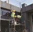 工人在进行试验性拆除，卸下内侧玻璃测试施工方案。 - 新浪江苏