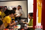 在徐州民俗博物馆，传统香包受到两岸台胞的钟爱。　朱志庚 摄 - 江苏新闻网