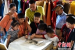 孩子们在老师的指导下，亲手体验制作汉画像石拓片。　朱志庚 摄 - 江苏新闻网