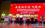 11名华裔青少年获颁优秀营员证书。　崔佳明　摄 - 江苏新闻网