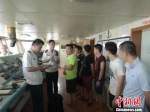 台风或带来长江上浪急潮涌，江苏海事部门正对人船疏散作紧急动员。　唐志勇 摄 - 江苏新闻网