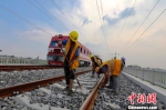 在徐宿淮盐铁路，工人在进行路容清理。　宋恒 摄 - 江苏新闻网