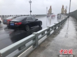 南京长江大桥上风雨大作。　徐珊珊　摄 - 江苏新闻网