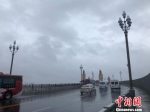 桥面上狂风大作，暴雨如注。　徐珊珊 摄 - 江苏新闻网