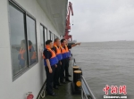 执法人员穿上救生衣，乘坐海巡艇巡航江面。　陈福广 摄 - 江苏新闻网
