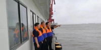 海事人员在执法。　唐志勇　摄 - 江苏新闻网