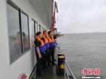 海事人员在执法。　唐志勇　摄 - 江苏新闻网